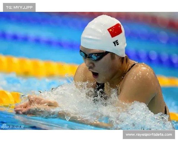 女子200米混合泳颁奖礼，冠军选手将花束抛向观众席