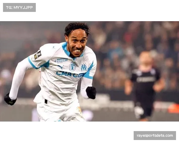 法甲实时数据：马赛前锋奥巴梅扬因一次危险蹬踏动作，被直接红牌罚下